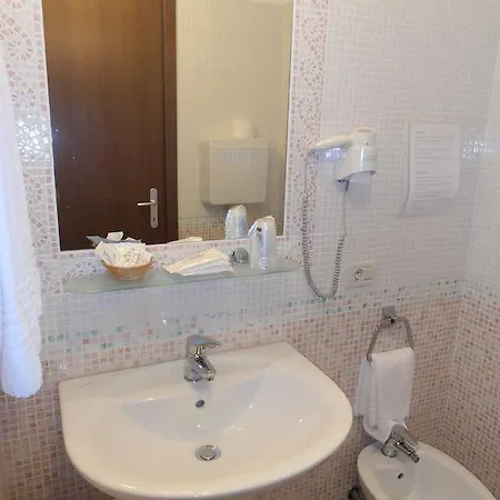 Hotel Garni Bartabel Gargnano Chambre photo